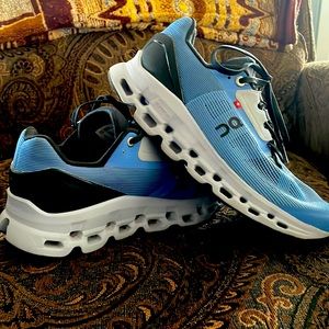 Wonderful like new On Clouds size 5.5. Worn only a handful of times.